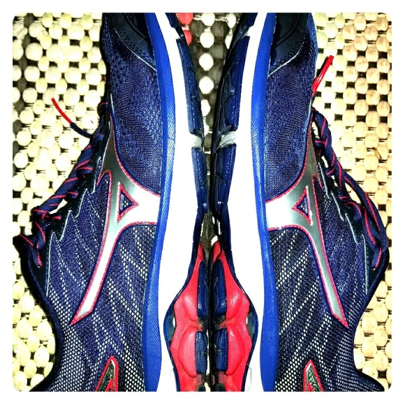 Mizuno Other - Mizuno running shoes size 11